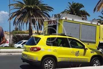Aparatoso vuelco lateral de un vehículo en la Avenida del Cabildo de Telde/TA.